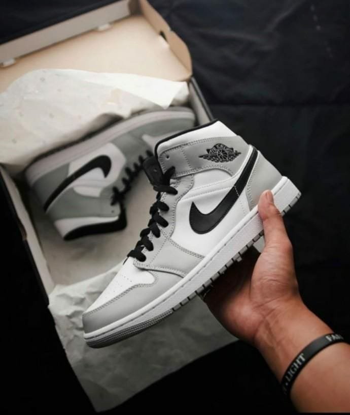 Nike Air Jordan Retro 1 Mid Smoke Grey